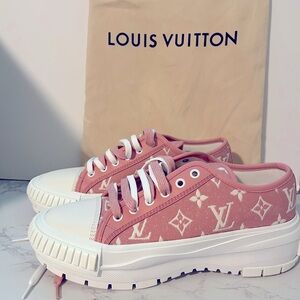 LOUIS VUITTON 
Denim Monogram Squad Sneakers Pink